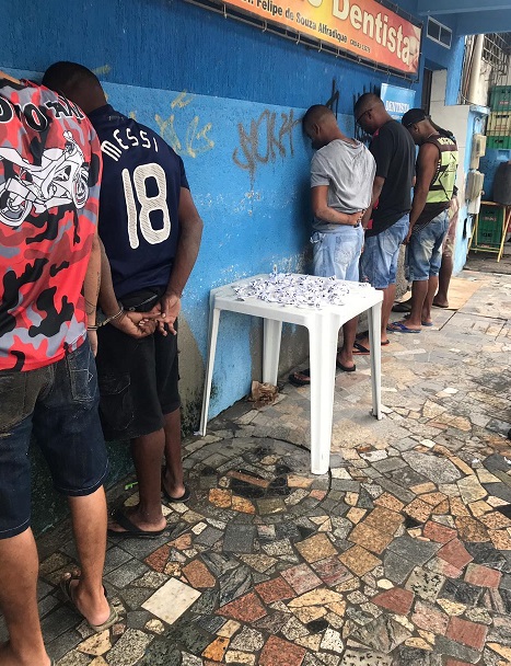Suspeitos detidos e drogas apreendidas em São Gonçalo com ajuda do Disque Denúncia
